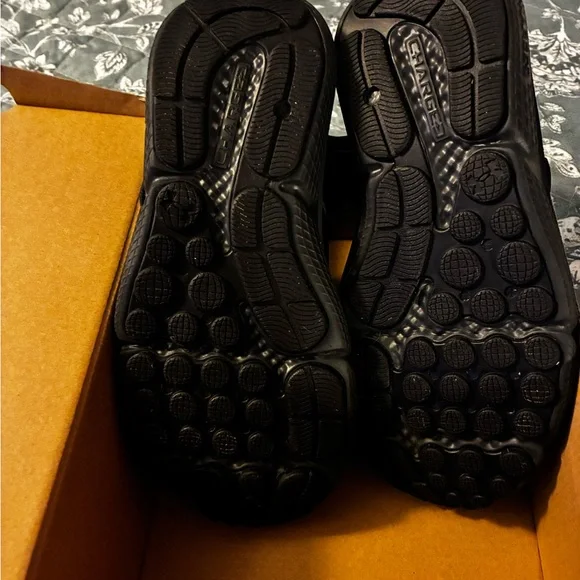 NIB Boys 2.5 Y Under Armour Black Sneakers - Picture 7 of 10